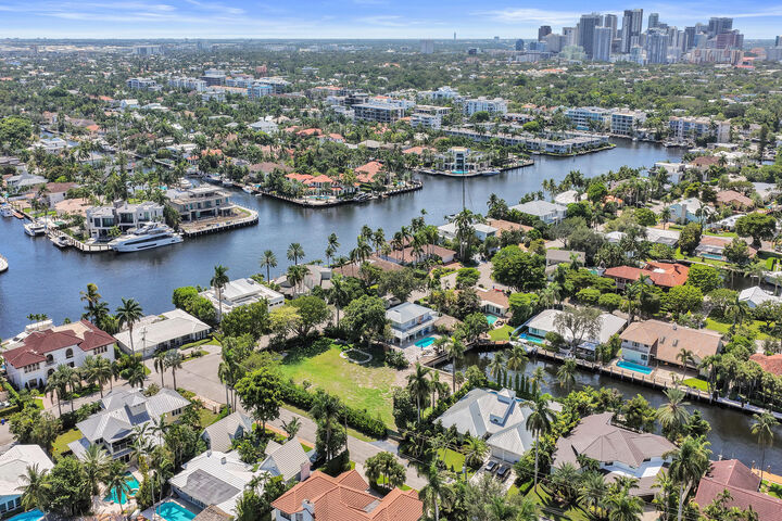 Property Photo: 607 3rd Key Drive FL 33304