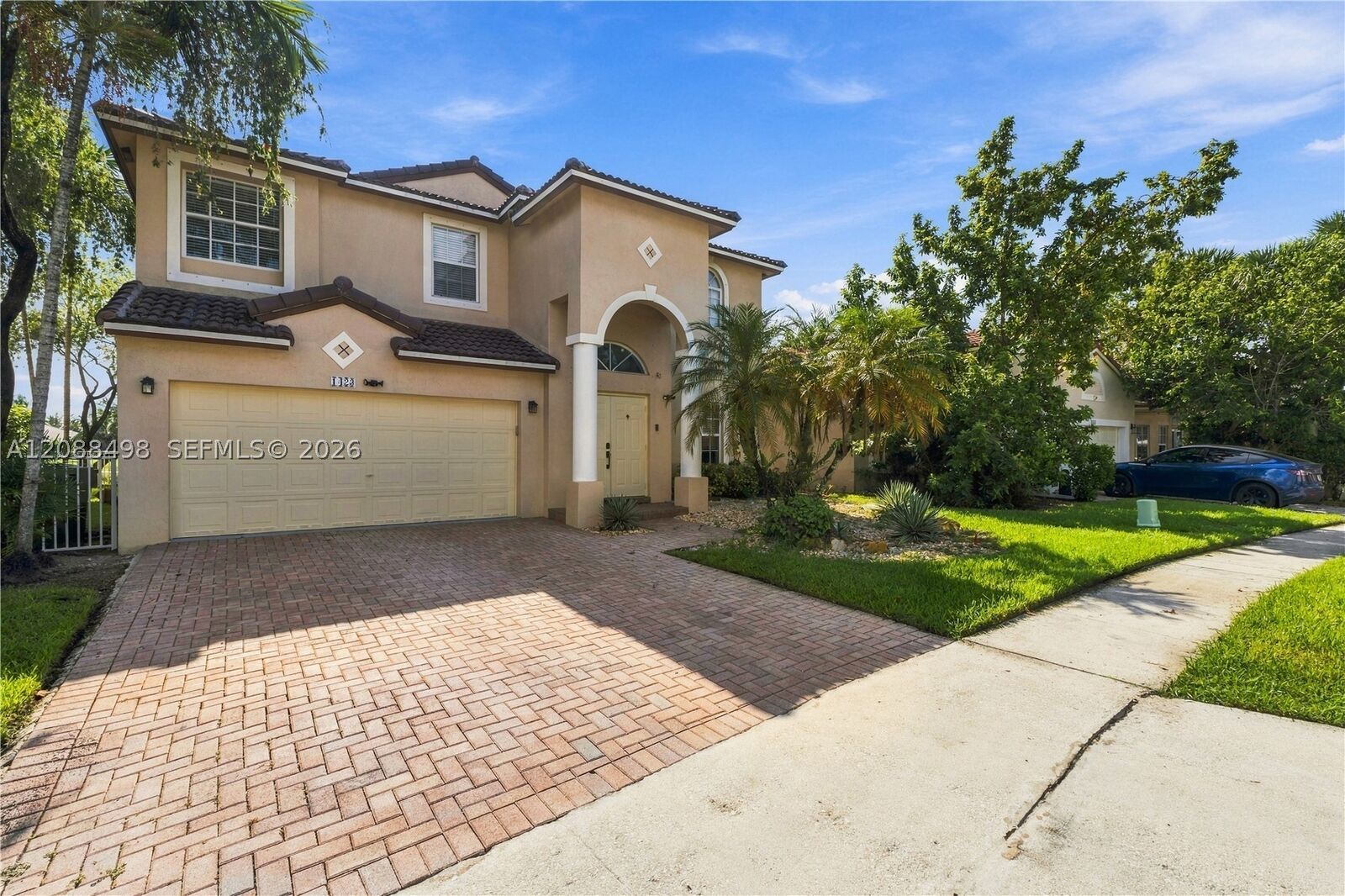 Property Photo: 1423 SW 158th Ave FL 33027