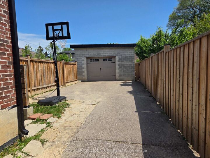 Property Photo:  33 Ingleside Drive Lower  ON M3K 1V2 