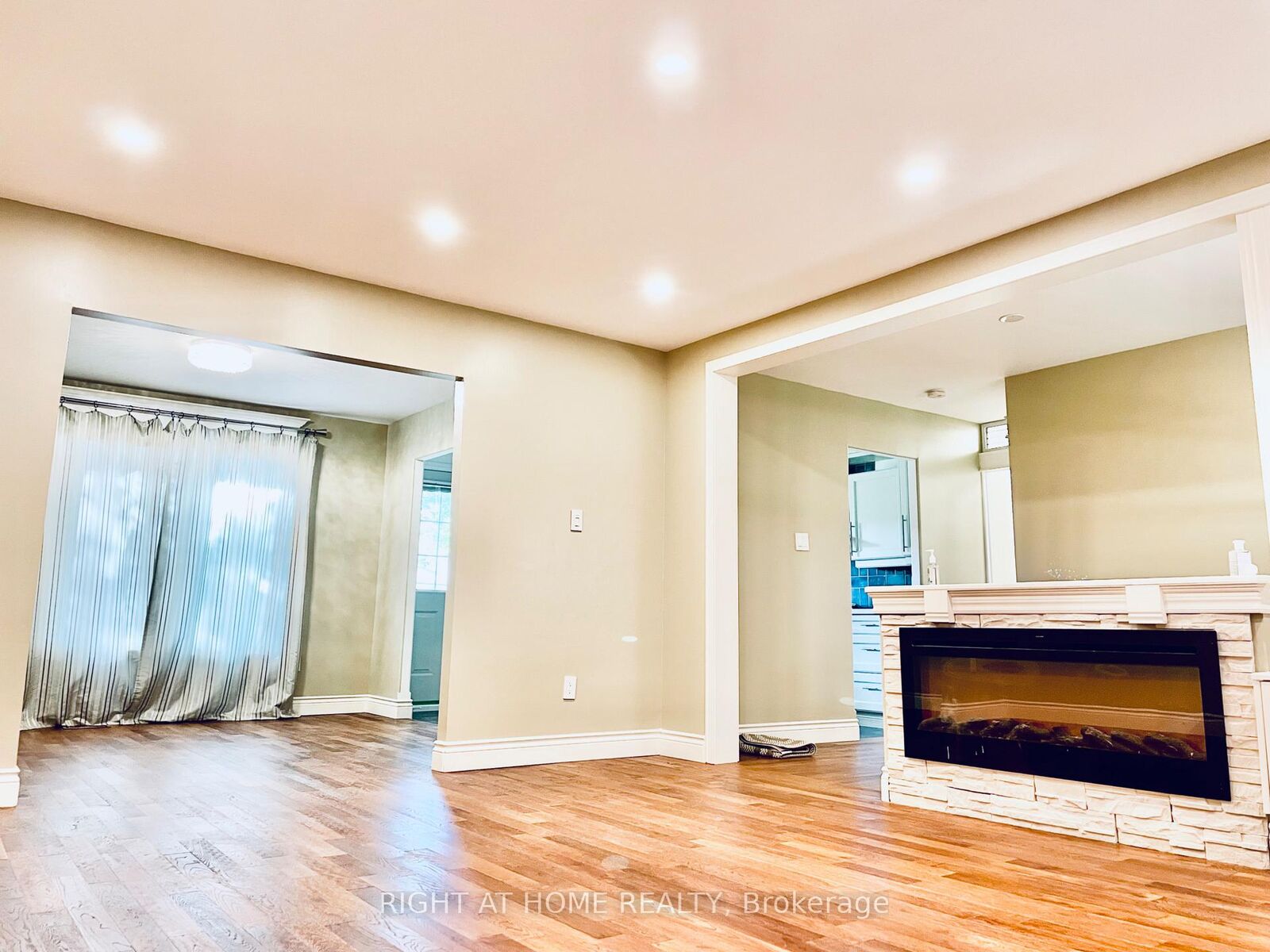 Property Photo:  6 Beechcroft Circle  ON L4M 4Y4 
