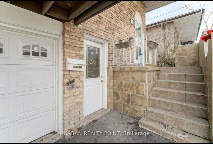 Property Photo: 52 Fallway Road E ON L6V 3H2