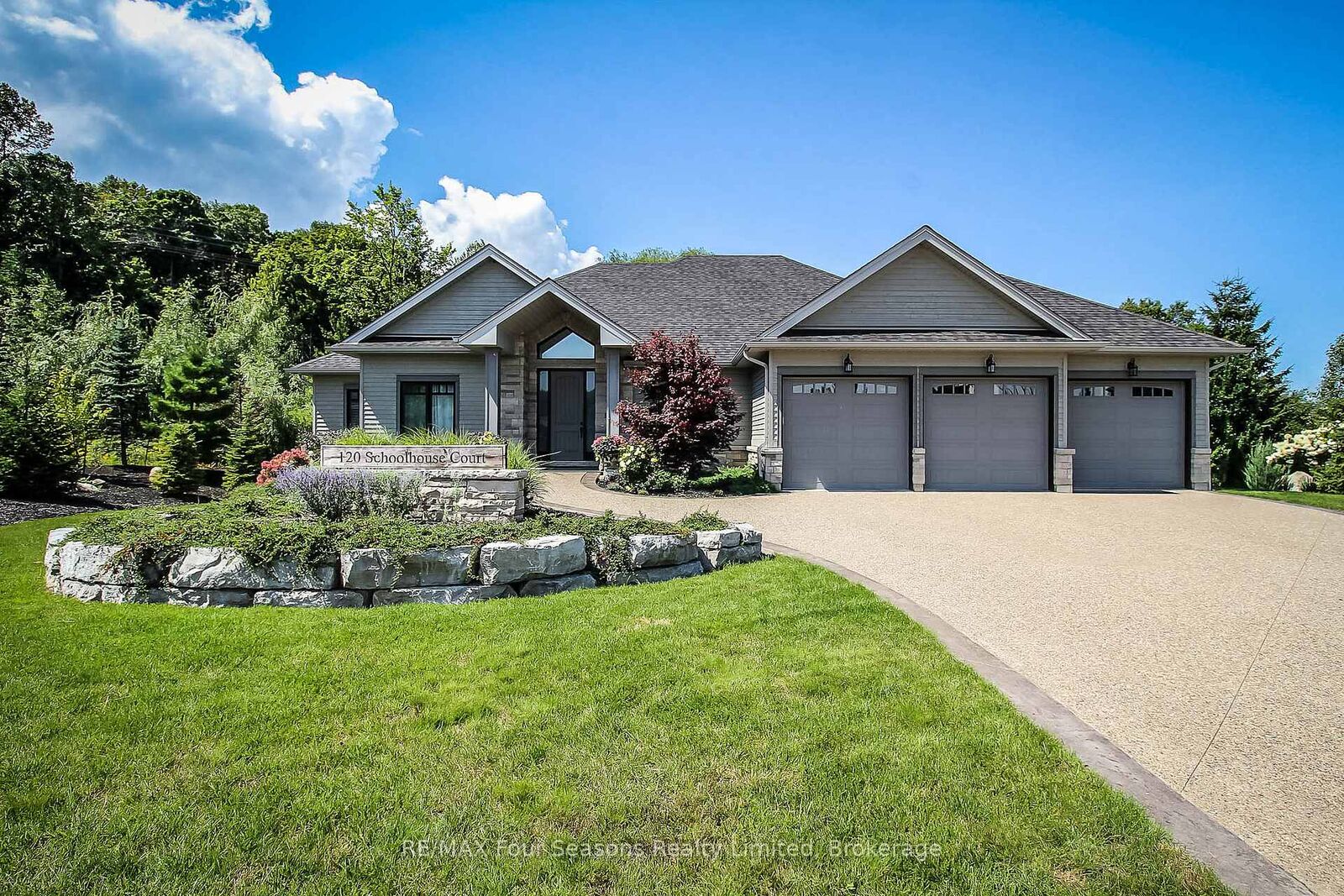 Property Photo:  120 Schoolhouse Court  ON L9Y 0N2 