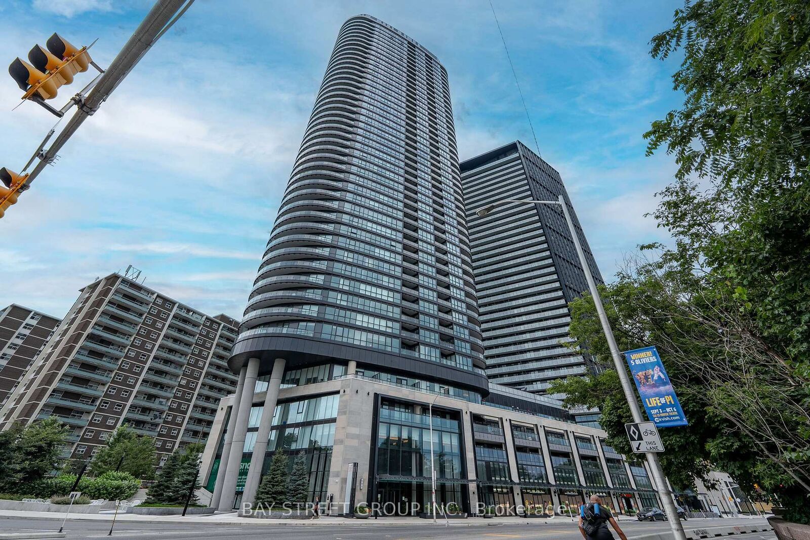 Property Photo:  585 Bloor Street E 3222  ON M4W 0B3 