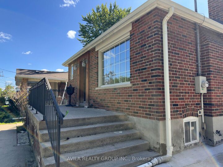 Property Photo:  219 Church Street Upper  ON M5B 1Y7 