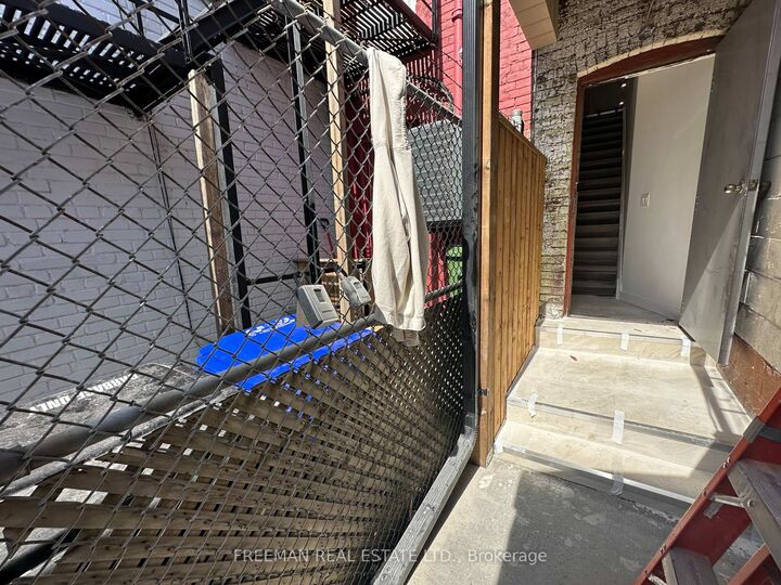 Property Photo:  1029 Gerrard Street 2nd Floor  ON M4M 1Z6 