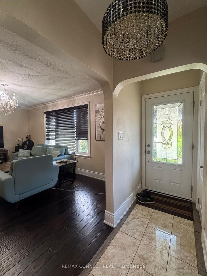 Property Photo:  189 Tower Drive  ON M1R 3P6 