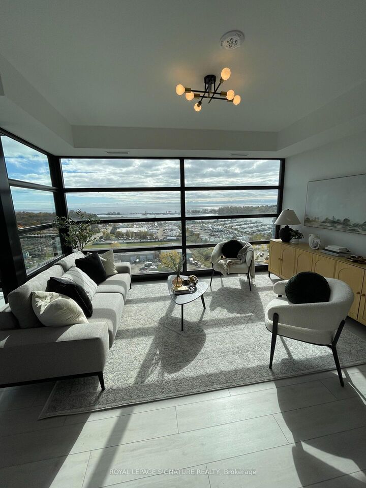 Property Photo:  1606 Charles Street E 1404  ON L1N 0P1 