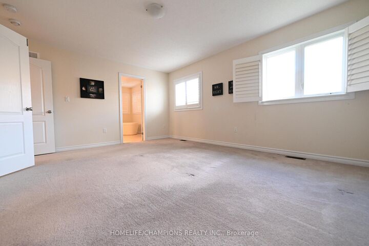 Property Photo:  211 Northglen Boulevard  ON L1C 0T9 