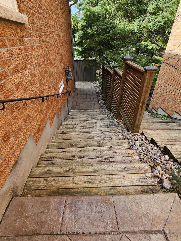 Property Photo:  30 Craigleith Crescent Lower  ON L4E 2S1 