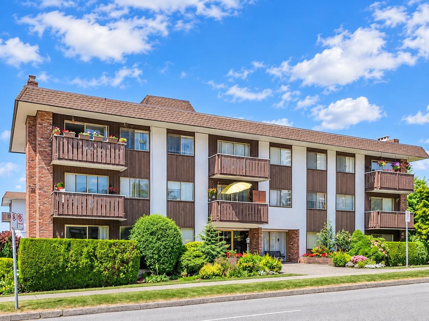 Property Photo:  1345 Chesterfield Avenue 202  BC V7M 2N1 