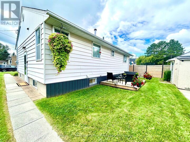 Property Photo:  746 Thompson Street  ON P9A 2W8 