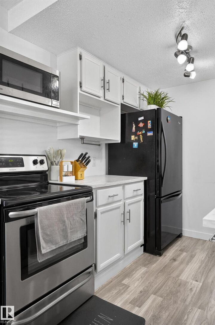 Property Photo:  130 Woodstock NW  AB T5T 0H6 