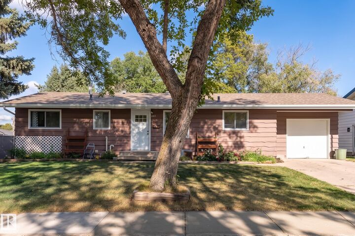 Property Photo: 993 Cedar Street AB T8A 2E8