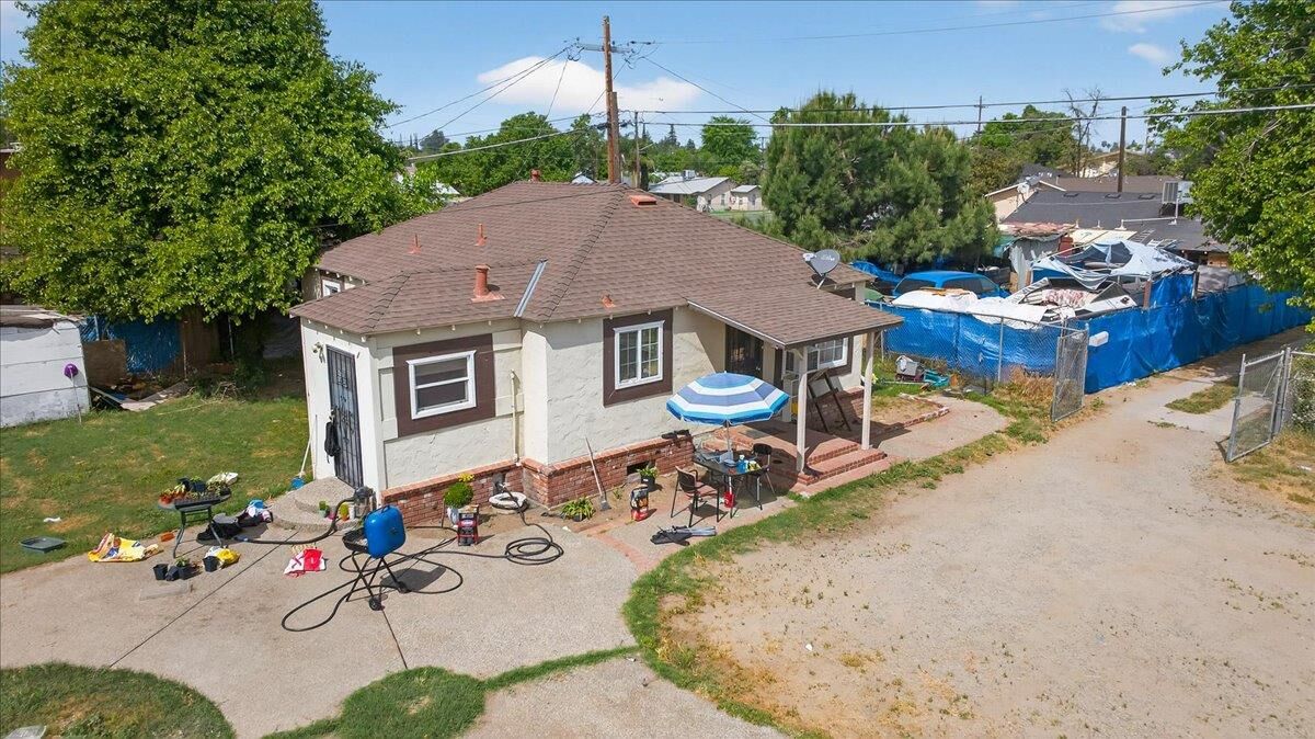 Property Photo: 1328 E Fedora Avenue CA 93704