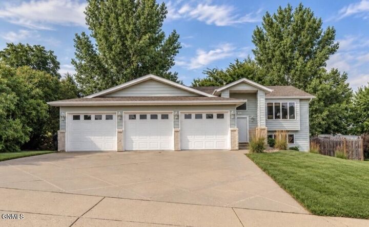 Property Photo:  910 Mahone Avenue  ND 58503 