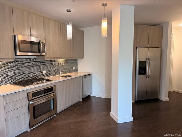 Property Photo:  250 S Central Park Avenue 4D  NY 10530 