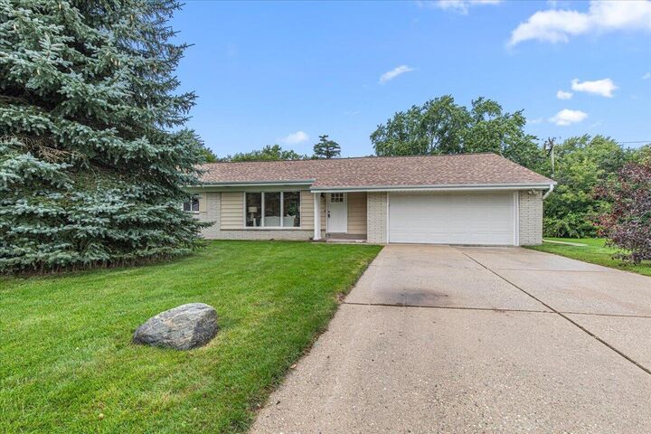 Property Photo: 8048 N Greenview Ct WI 53223