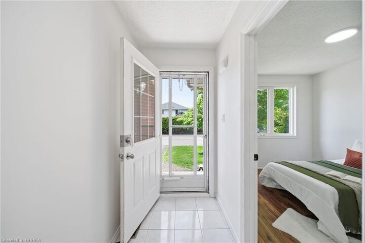 Property Photo:  1 Buchanan Crescent 10  ON N3P 2B2 