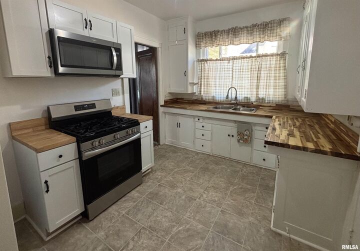 Property Photo:  1137 N Kellogg Street  IL 61401 