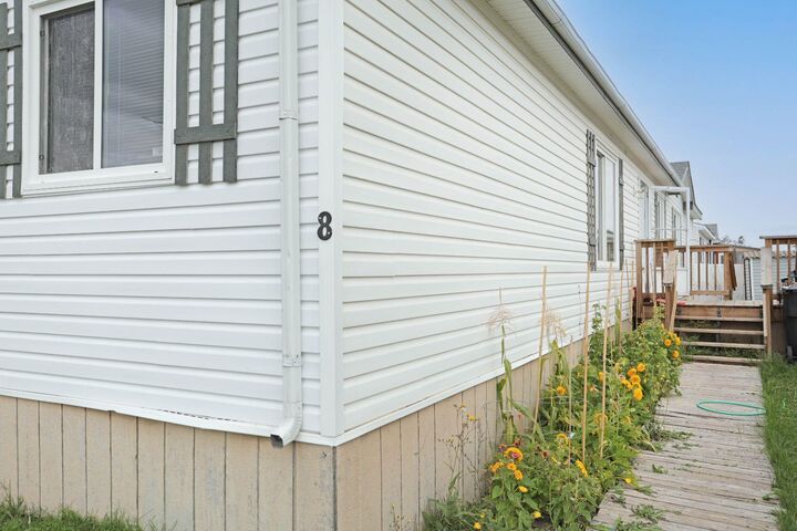 Property Photo:  8 Meadowplace Crescent E  AB T1R 0R5 