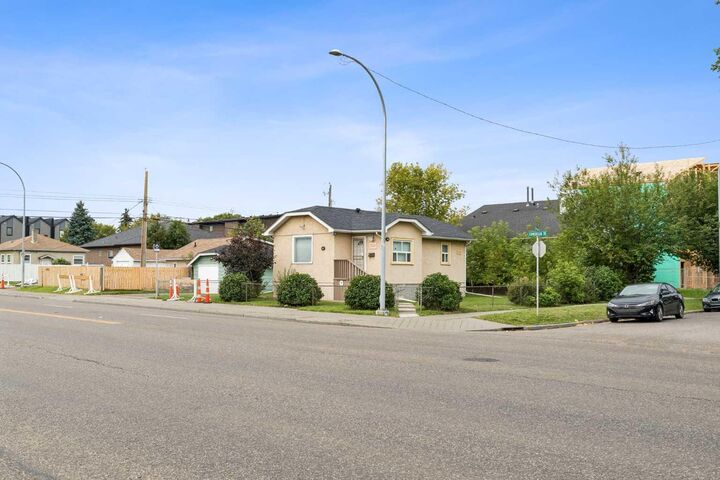 Property Photo: 263 19 Avenue NE AB T2E 1P2
