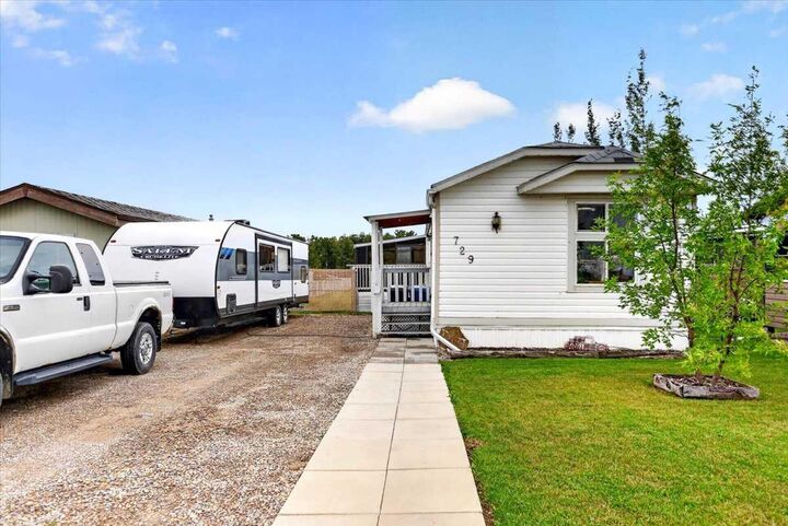 Property Photo:  729 Highfield Drive  AB T0M 0N0 