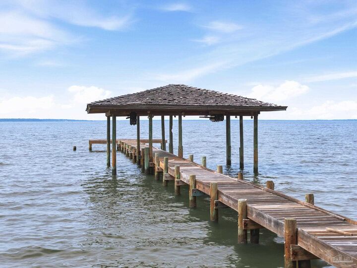 Property Photo: 616 Bay Cliffs Rd FL 32561