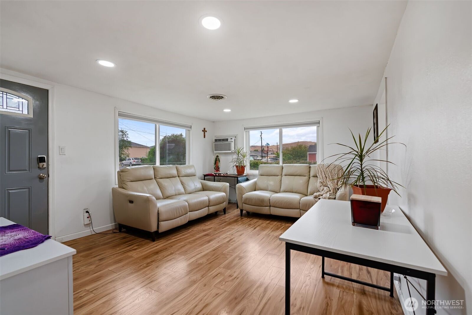Property Photo: 709 N 28th Avenue WA 98902