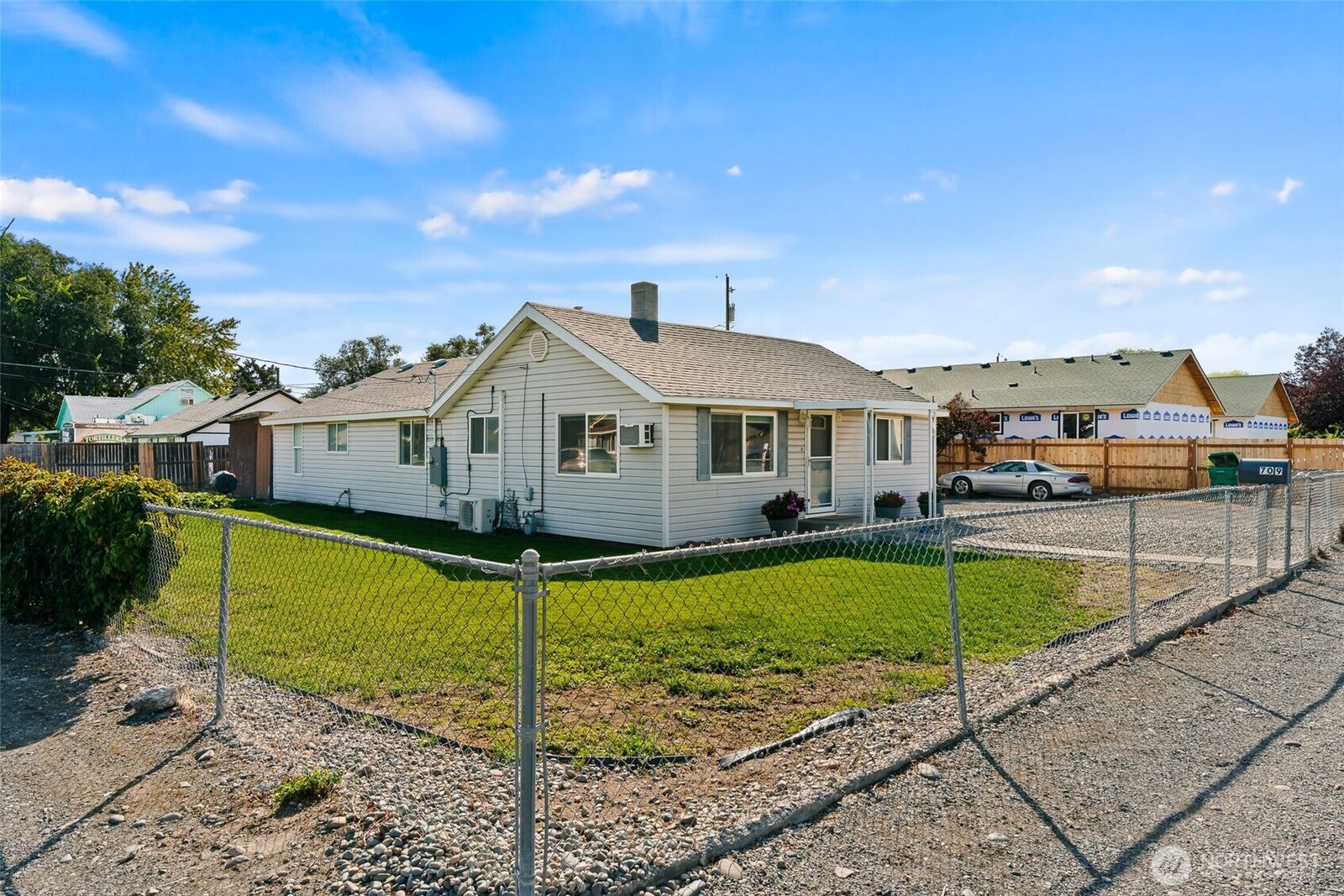 Property Photo: 709 N 28th Avenue WA 98902