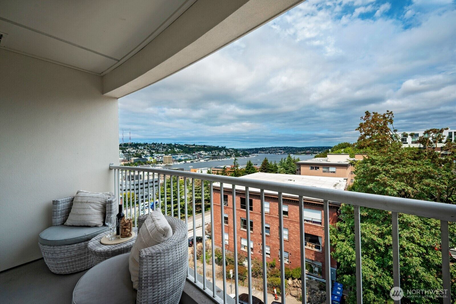 Property Photo:  530  Melrose Avenue E 605  WA 98102 