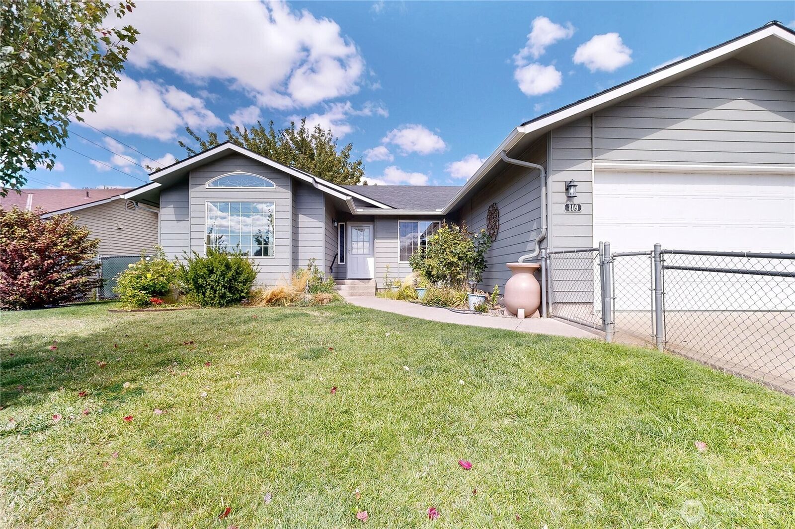 Property Photo: 809 SE Tamarack Street WA 99324