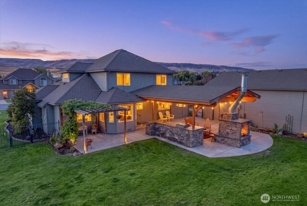 Property Photo:  2289  Fancher Heights Boulevard  WA 98802 