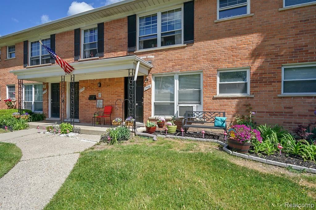 Property Photo: 2906 W 13 Mile Road 3 MI 48073
