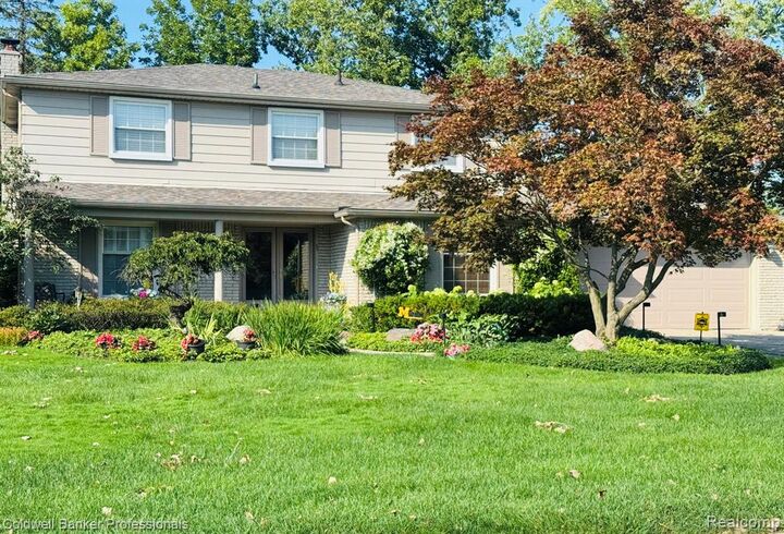 Property Photo:  31925 Olde Franklin Drive  MI 48334 