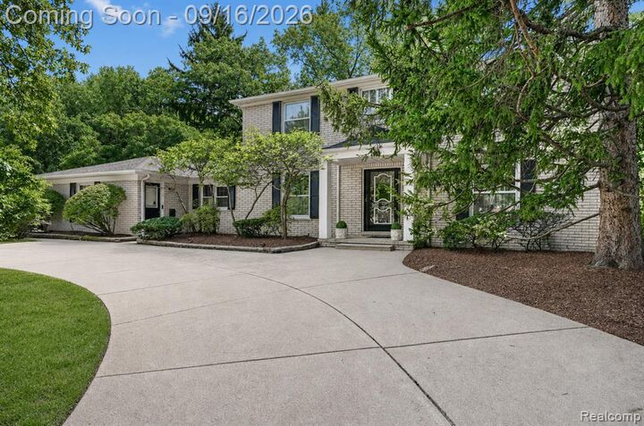 Property Photo: 4855 Thorntree Drive MI 48322