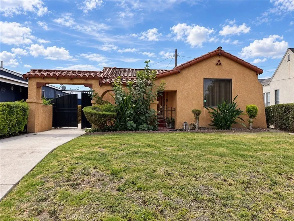 Property Photo:  1622 W 71st  CA 90047 
