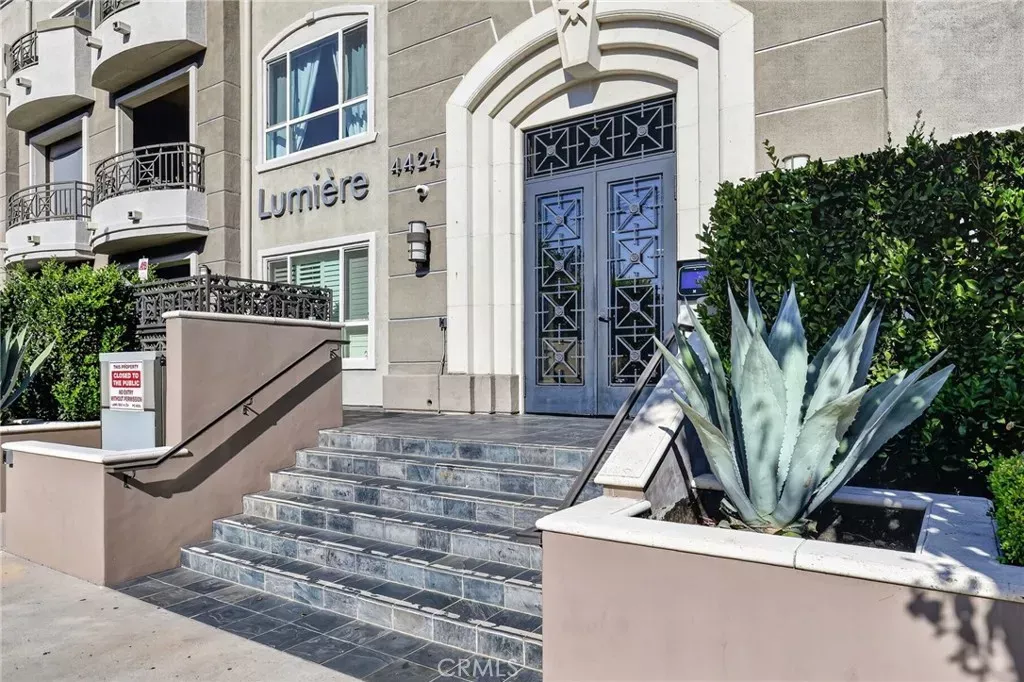Property Photo: 4424 Whitsett Avenue 303 CA 91604