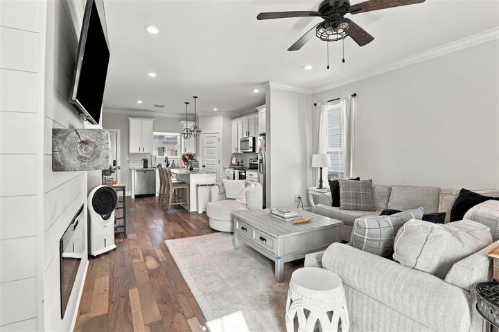 Property Photo: 850 W Sallier Street W 2 LA 70601