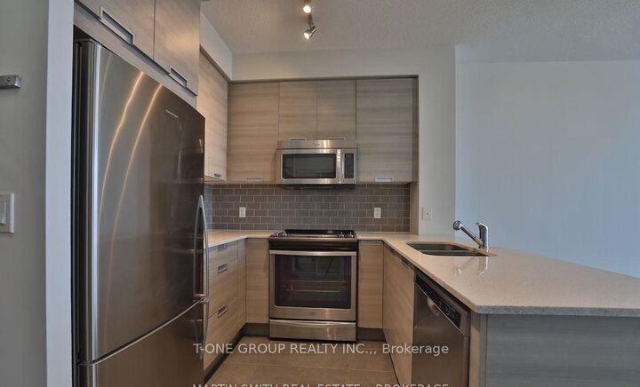 Property Photo:  75 Eglinton Avenue W 1306  ON L5R 1B2 