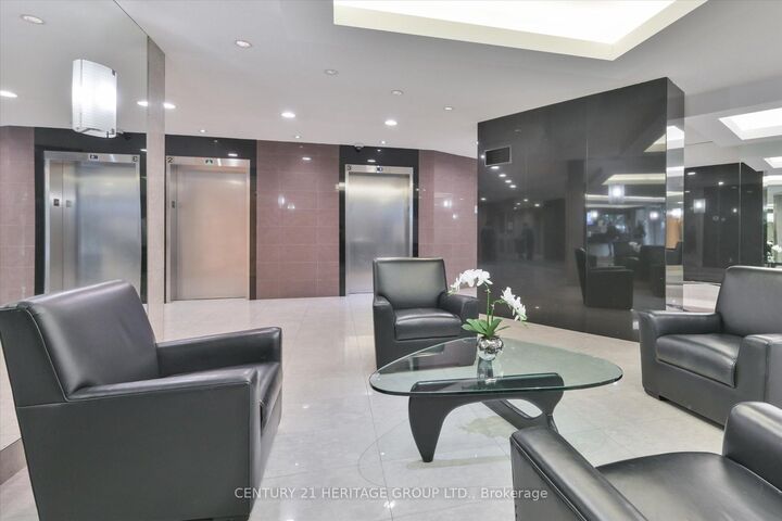 Property Photo:  7250 Yonge Street 410  ON L4J 7X1 