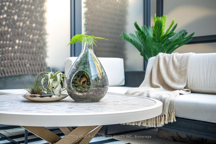 Property Photo:  88 Cumberland Street 1107  ON M5R 1A3 