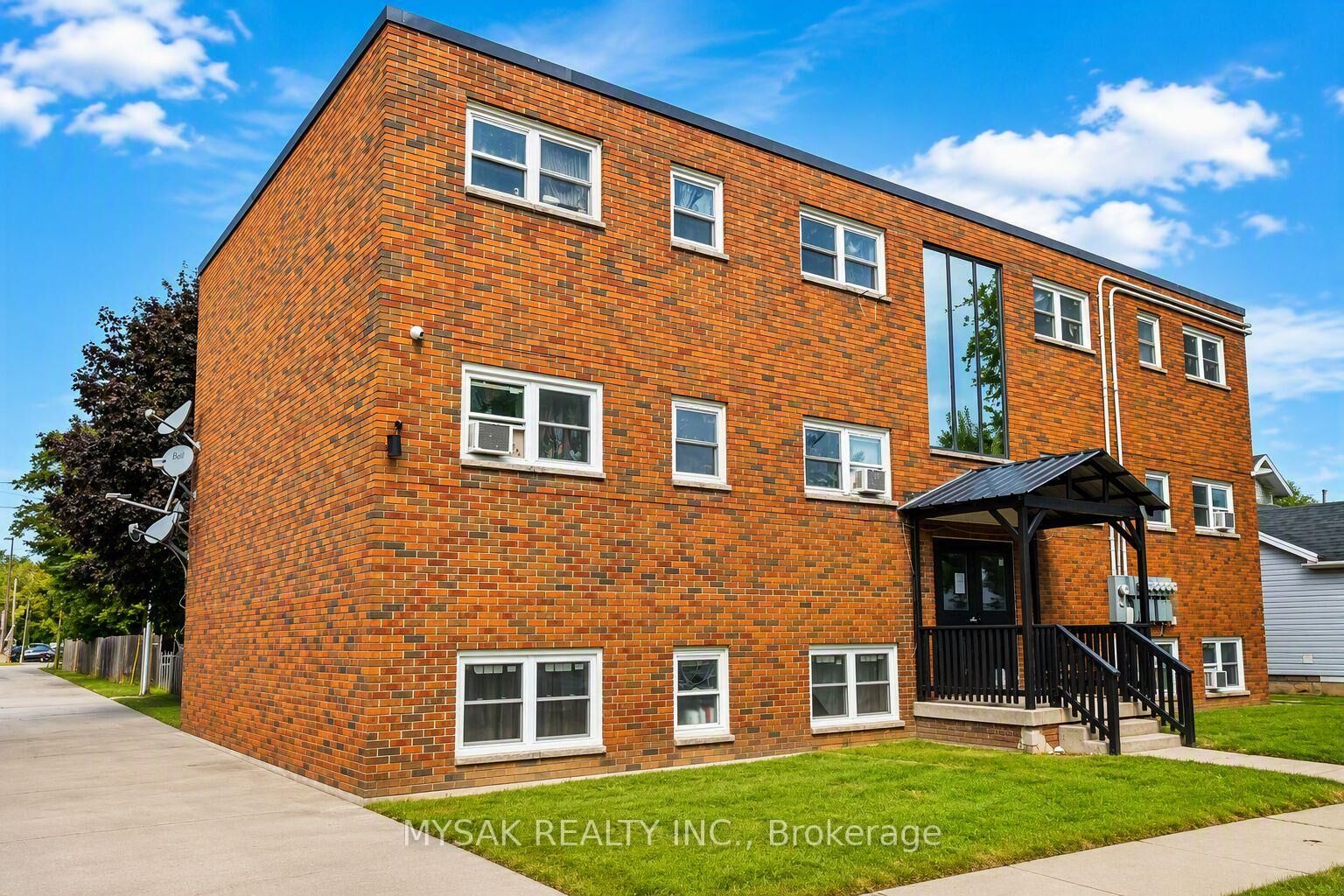 Property Photo: 106 Lorne Avenue ON N7M 1S1