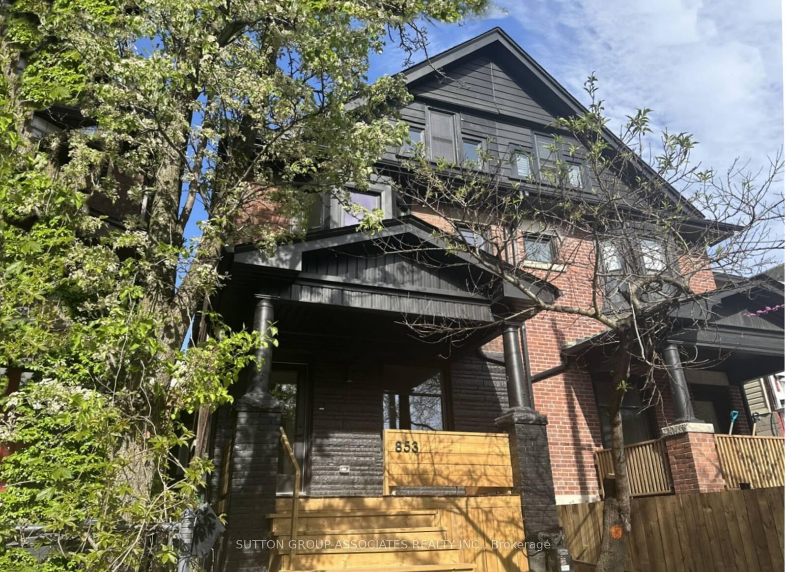 Property Photo:  853 Manning Avenue  ON M6G 2X1 