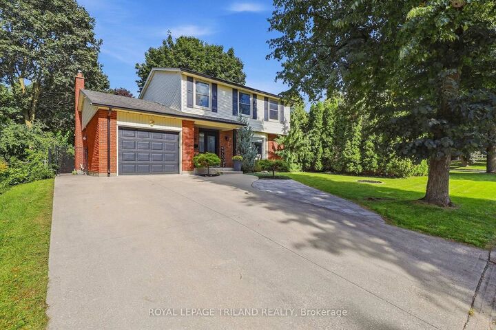 Property Photo:  32 Hunter Woods Crescent  ON N6J 2B1 