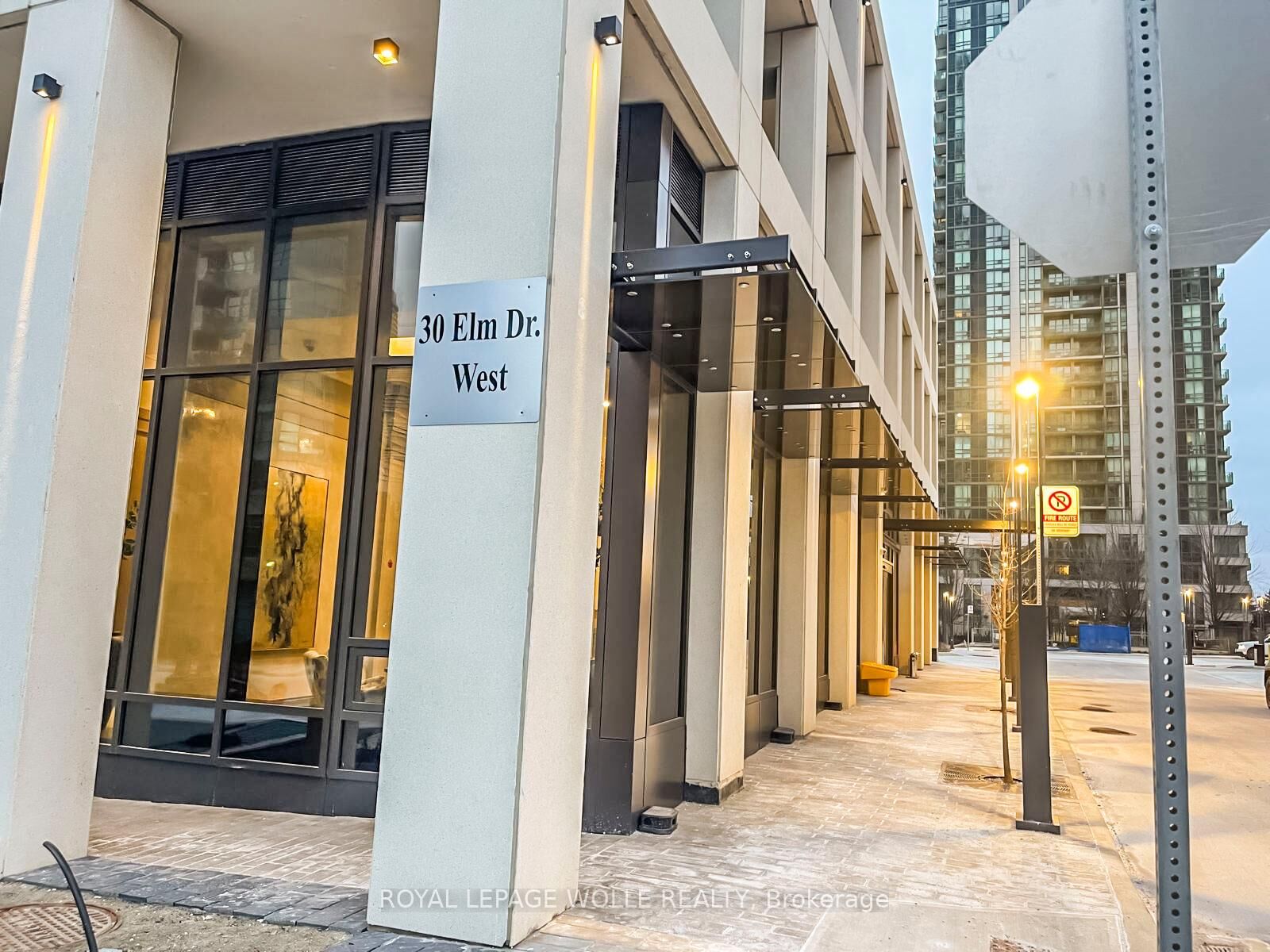 Property Photo:  30 Elm Drive W 1906  ON L5B 0N6 