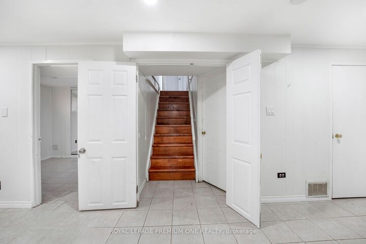 Property Photo:  139 McKee Avenue Lower Level  ON M2N 4C5 