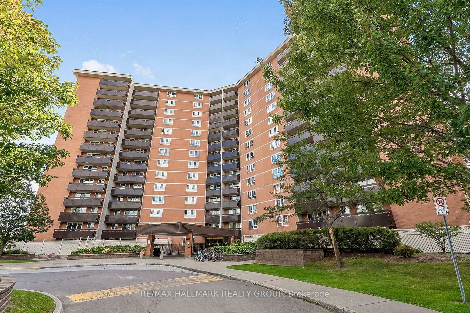 Property Photo: 2000 Jasmine Crescent 705 ON K1J 8K4