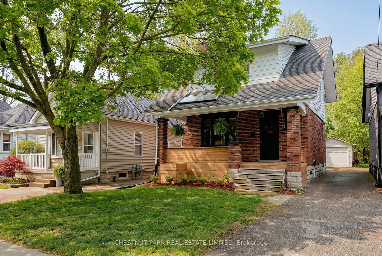 Property Photo:  94 Briscoe Street E  ON N6C 1X2 