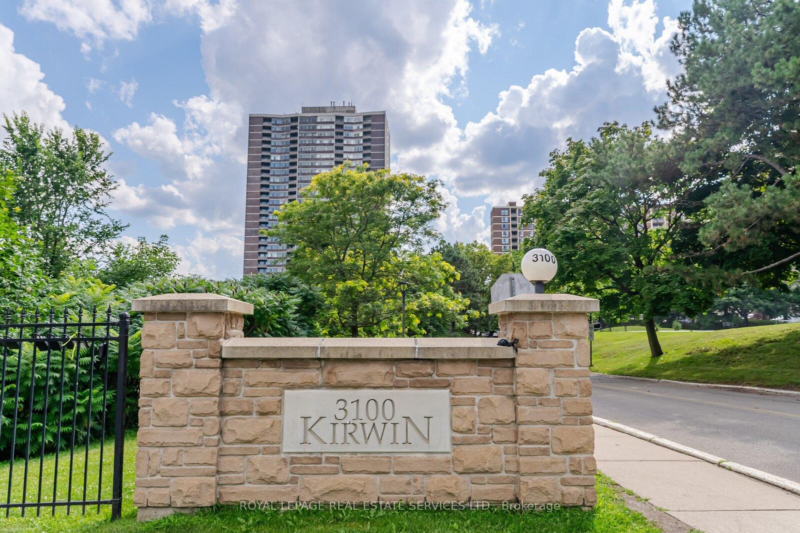 Property Photo:  3100 Kirwin Avenue 708  ON L5A 3S6 