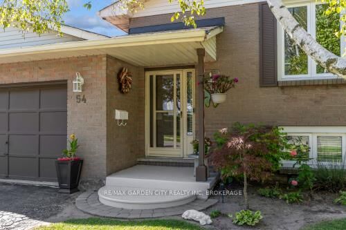 Photo de la propriété:  54 Crestcombe Road  ON L2S 2J4 